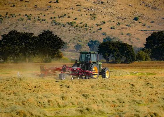 Preparación y manejo de los equipos de carga, transporte y descarga de productos agrarios
