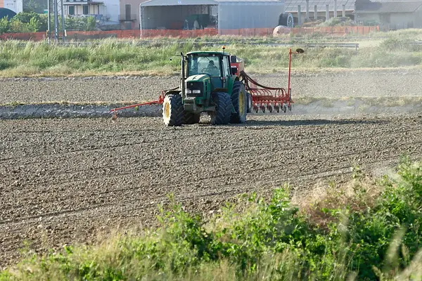Aplicación de la normativa de seguridad y de protección medioambiental en el manejo y mantenimiento de los equipos de carga, transporte y descarga de productos agrarios