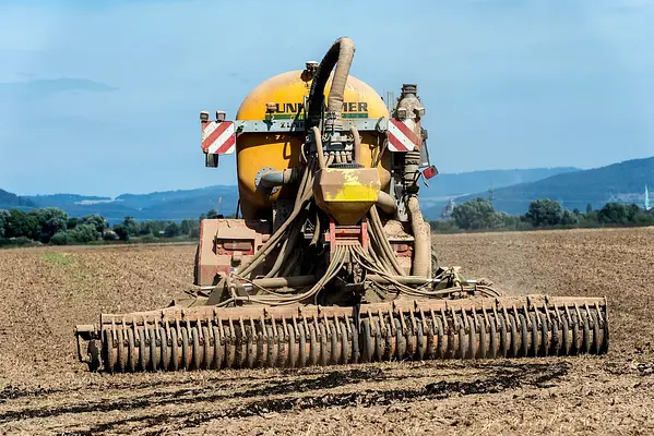 Preparación del terreno para instalación de infraestructuras y plantación de frutales