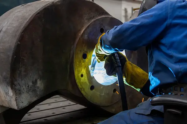 Aprovisionamiento de materias primas en líneas de producción en fabricación mecánica