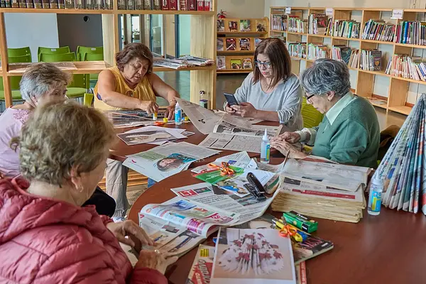 Exploracion sensorial: luz, color, musica y movimiento en el aula