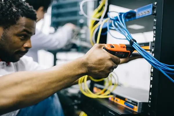 Armarios de distribución en el montaje de componentes y periféricos microinformáticos